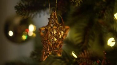 Yeni yıl. Noel ağacına yakın çekim. Noel Yıldızı Şekilli Dekorasyon