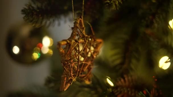 Πρωτοχρονιά. Χριστουγεννιάτικο δέντρο κοντά. Χριστουγεννιάτικη διακόσμηση σε σχήμα αστεριού — Αρχείο Βίντεο