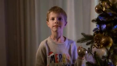 Yeni yıl. Çocuk Noel Ağacı 'nı süslüyor.