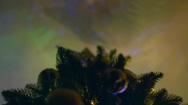 Yeni yıl. Noel ağacına yakın çekim. Parlak Toplar.