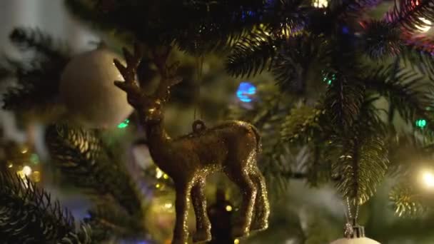 Nouvel An. Décryptage de l'arbre de Noël. Boules brillantes et le cerf. — Video