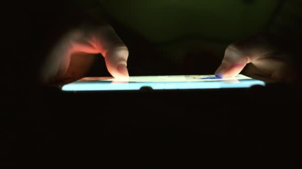 Manos de niño jugando juegos de ordenador en el teléfono en la oscuridad — Vídeos de Stock