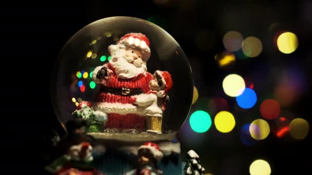 Weihnachtszauberkugel mit Weihnachtsmann und dem Jungen drinnen. — Stockvideo