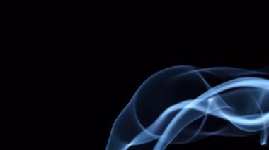 Siyah Arkaplanda Mavi Duman Spiral Gibi Hareket Ediyor.