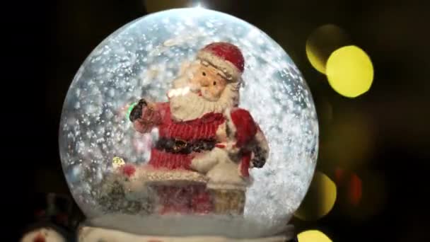 Boule magique de Noël avec le père Noël et le garçon à l'intérieur. — Video