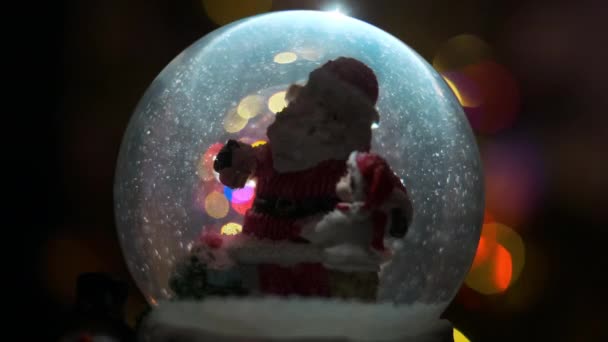 Weihnachtszauberkugel mit Weihnachtsmann und dem Jungen drinnen. — Stockvideo