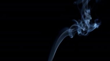 Siyah Arkaplanda Mavi Duman Spiral Gibi Hareket Ediyor.