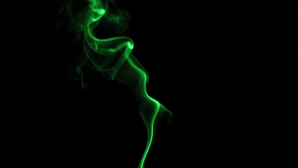 Zelený kouř na černém pozadí. — Stock video
