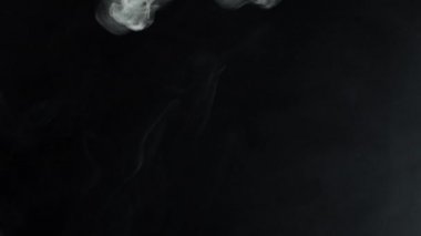 Yoğun Beyaz Duman Yukarıdan Aşağı İner ve Kaybolur.