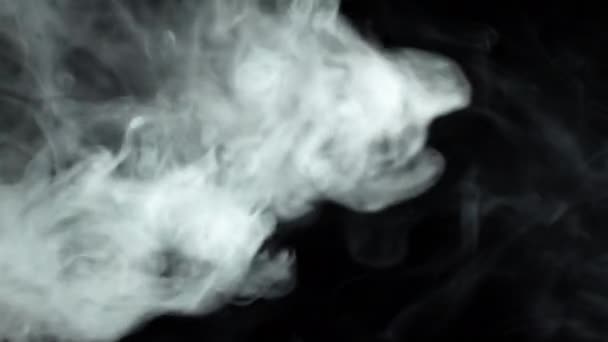 Gęsty biały dym zstępuje z góry i znika.. — Wideo stockowe