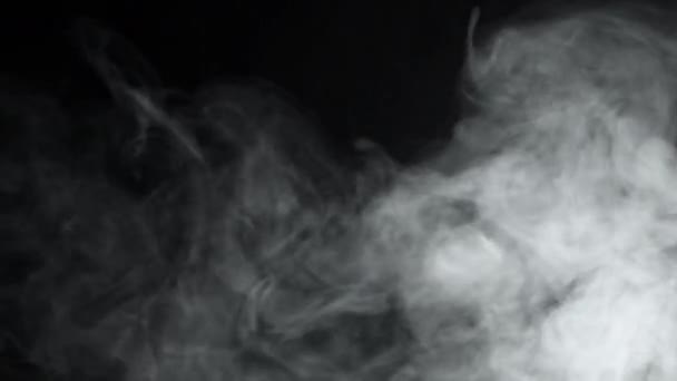 Kouř na černém pozadí. Gray Smoke Guickly Pours v porcích. — Stock video