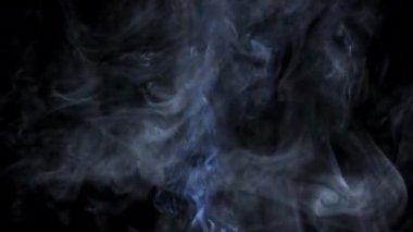 Dipteki Mavi Duman Jeti Gri Duman Arasında Yükseliyor.