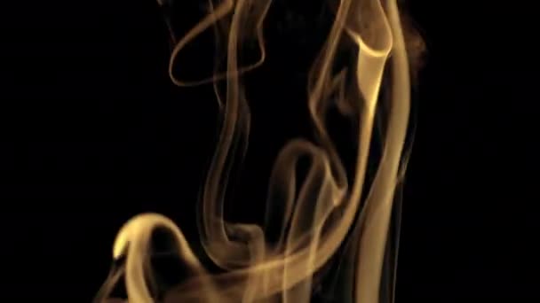 Proud oranžového kouře na černém pozadí stoupá. — Stock video