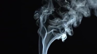 Kara Arkaplanda Duman Jet Yükseliyor. Duman Kaybolur.