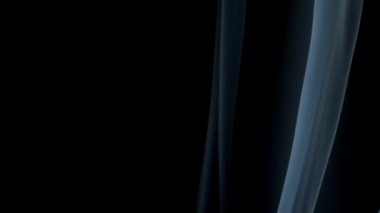 Siyah arkaplanda duman bulutu.