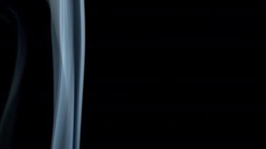 Siyah arkaplanda duman bulutu.