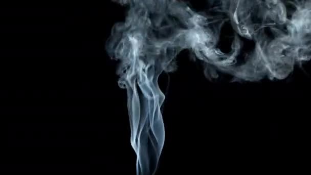 검은 배경에 연기가 흐르는 제트. — 비디오