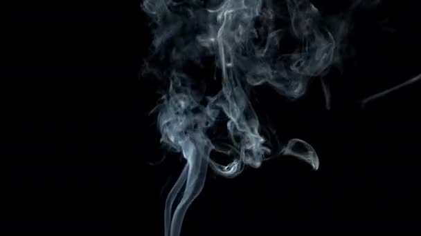 Απινιδωτής καπνού σε μαύρο φόντο. — Αρχείο Βίντεο