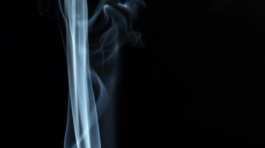 Siyah Arkaplanda Duman Jeti Yükseliyor.