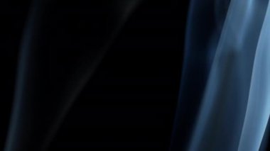 Siyah arkaplanda duman bulutu.