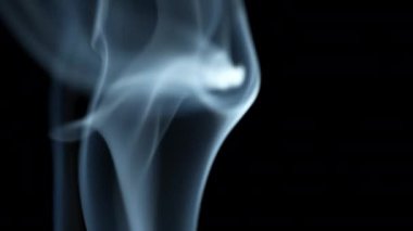 dumanı siyah arkaplanda.