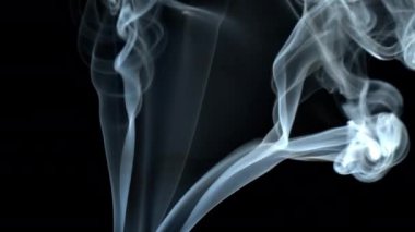 Kara Arkaplanda Duman Jet Yükseliyor. Duman Kaybolur.