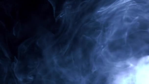 Μπλε καπνός σε μαύρο φόντο. — Αρχείο Βίντεο