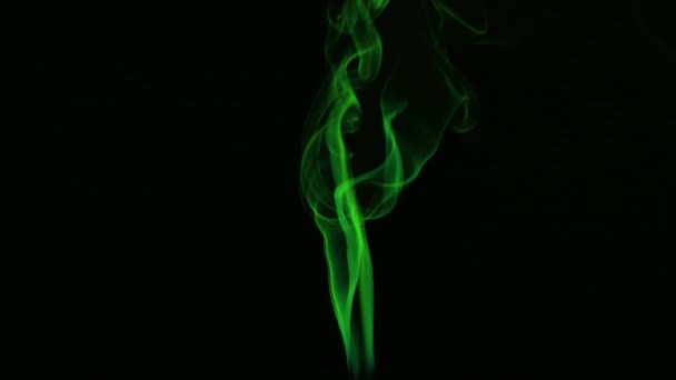 Siyah arkaplanda yeşil duman. — Stok video