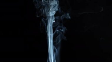 Dipteki Mavi Duman Jeti Gri Duman Arasında Yükseliyor.