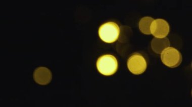 Soyutlama. Bulanık yuvarlak ışıklar sarıdır. Noel zamanı. Dekor.