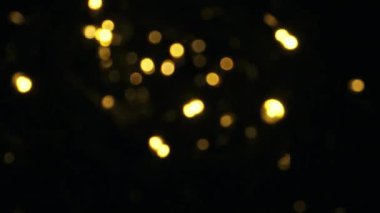 Soyutlama. Sarı ışıklarla parıldayan çelenk tünelinin etkisi