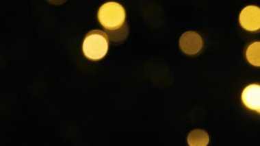 Soyutlama. Farklı renklerdeki çelenklerin bulanık yuvarlak ışıkları. Noel. Dekor.