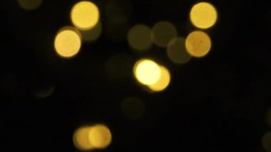 Soyutlama. Bulanık yuvarlak ışıklar sarıdır. Noel zamanı. Dekor.
