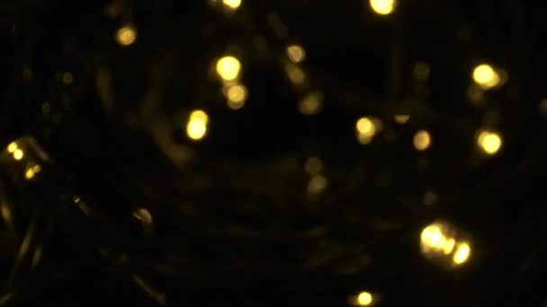 Λαμπερά πολύχρωμα χριστουγεννιάτικα φώτα σε μαύρο φόντο. Πρωτοχρονιά. Χριστούγεννα. Διακόσμηση. Γιρλάντα. — Αρχείο Βίντεο