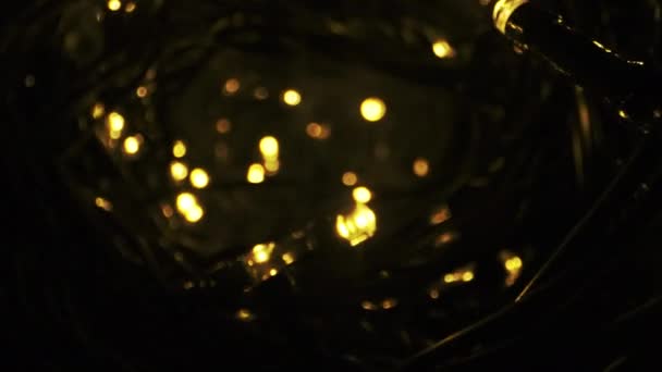 Lumières de Noël colorées lumineuses sur fond noir. Nouvel An. Noël. Décor. Guirlande. — Video
