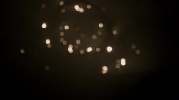 Светящиеся яркие рождественские огни на черном фоне. Новый год. Рождество. Декор. Гарланд. — стоковое видео