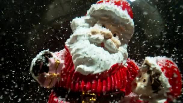サンタと男の子とクリスマスマジックボール内部.黒を背景に. — ストック動画