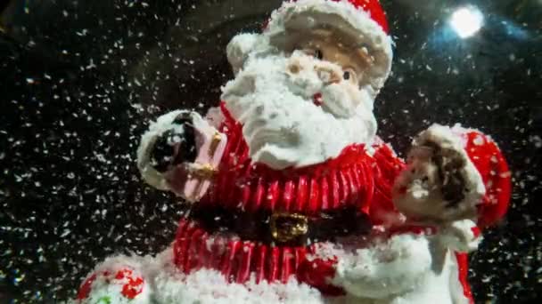 Vánoční kouzelný ples se Santa a chlapec uvnitř. Na černém pozadí. — Stock video