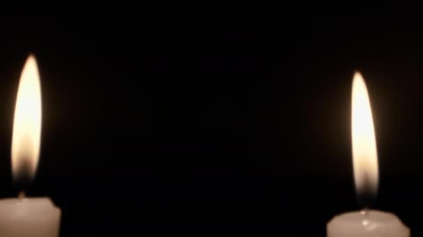 Bougie brûlante sur fond noir.