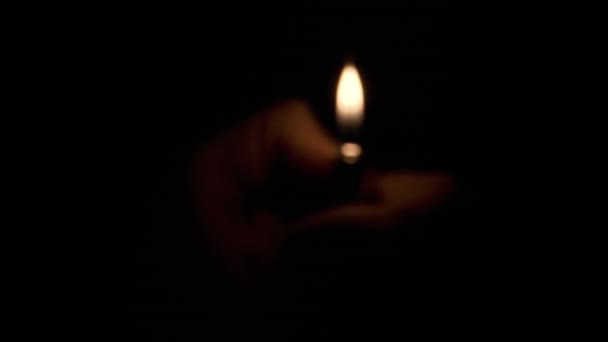 ライト・バーンズ・イン・マン・ハンド。暗闇の中の光 — ストック動画