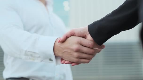 Рукостискання чоловіка і жінки. Консолідація ділової угоди — стокове відео