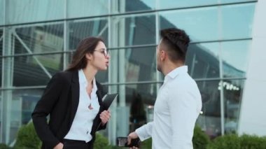 Sokaktaki Genç İş Adamları.