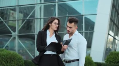 Sokaktaki Genç İş Adamları. İş Anlaşması Tartışılıyor.