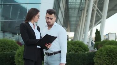 Sokaktaki Genç İş Adamları. İş Anlaşması Tartışılıyor.