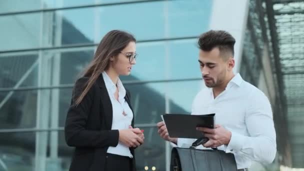 Młodzi biznesmeni na ulicy. Dyskusja na temat umowy biznesowej. — Wideo stockowe