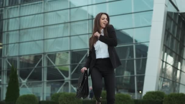 Ernste Business-Lady tanzt scherzhaft und wird wieder ernst. — Stockvideo