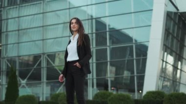 Ciddi İş Kadını Şakayla Dans Ediyor ve Tekrar Ciddiye Alınıyor.