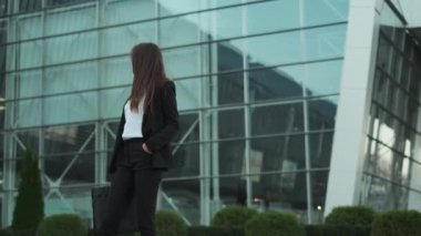 Ciddi İş Kadını Şakayla Dans Ediyor ve Tekrar Ciddiye Alınıyor.