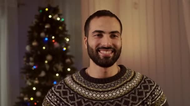 Ritratto di giovane arabo su sfondo albero di Natale. — Video Stock