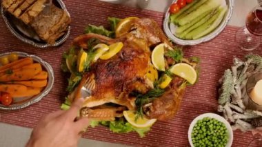 Tatil yemeği. Altı Çatal İnsanları Kızarmış Tavuğa Koyuyor. Eller ve Tabaklar Kapanış.